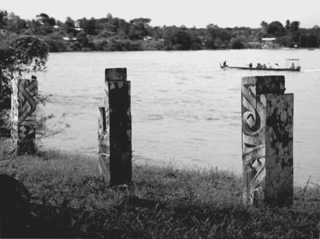 Vincent Abadie Hafez - Zepha - Site specific calligraphic work on totems - Multidisciplinary artist residency, Maripasoula (French Guyana)
