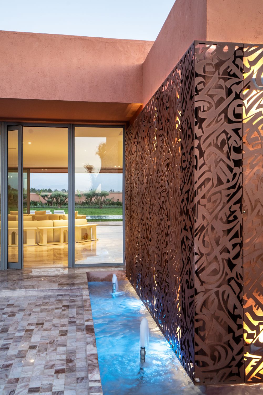 Vue extérieure de l’œuvre calligraphique moucharabiehs sur panneau d’acier corten découpé dans une villa privée à Rabat (Maroc)