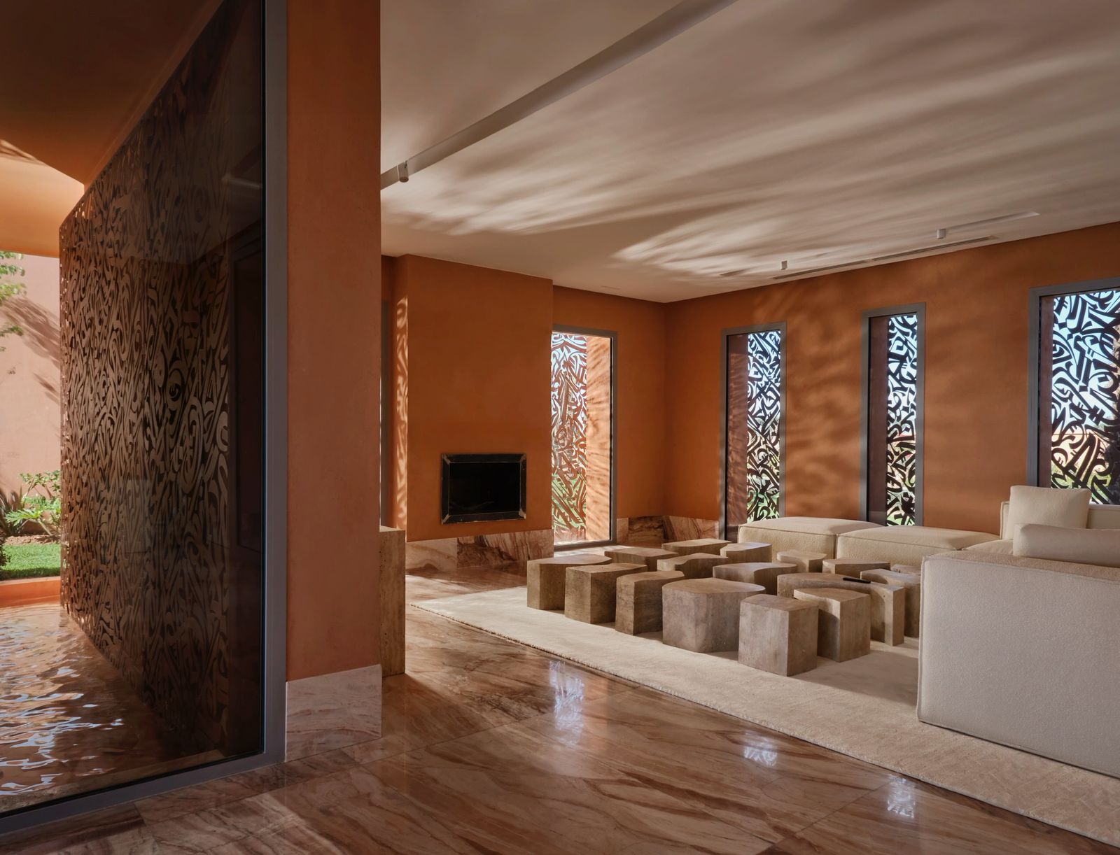 Vue intérieure de l’œuvre calligraphique moucharabiehs sur panneau d’acier corten découpé dans une villa privée à Rabat (Maroc)