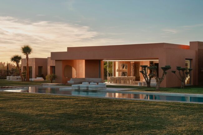 Vue extérieure de l’œuvre calligraphique moucharabiehs sur panneau d’acier corten découpé dans une villa privée à Rabat (Maroc)