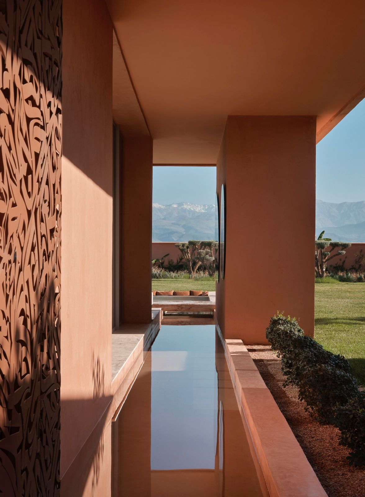 Vue extérieure de l’œuvre calligraphique moucharabiehs sur panneau d’acier corten découpé dans une villa privée à Rabat (Maroc)