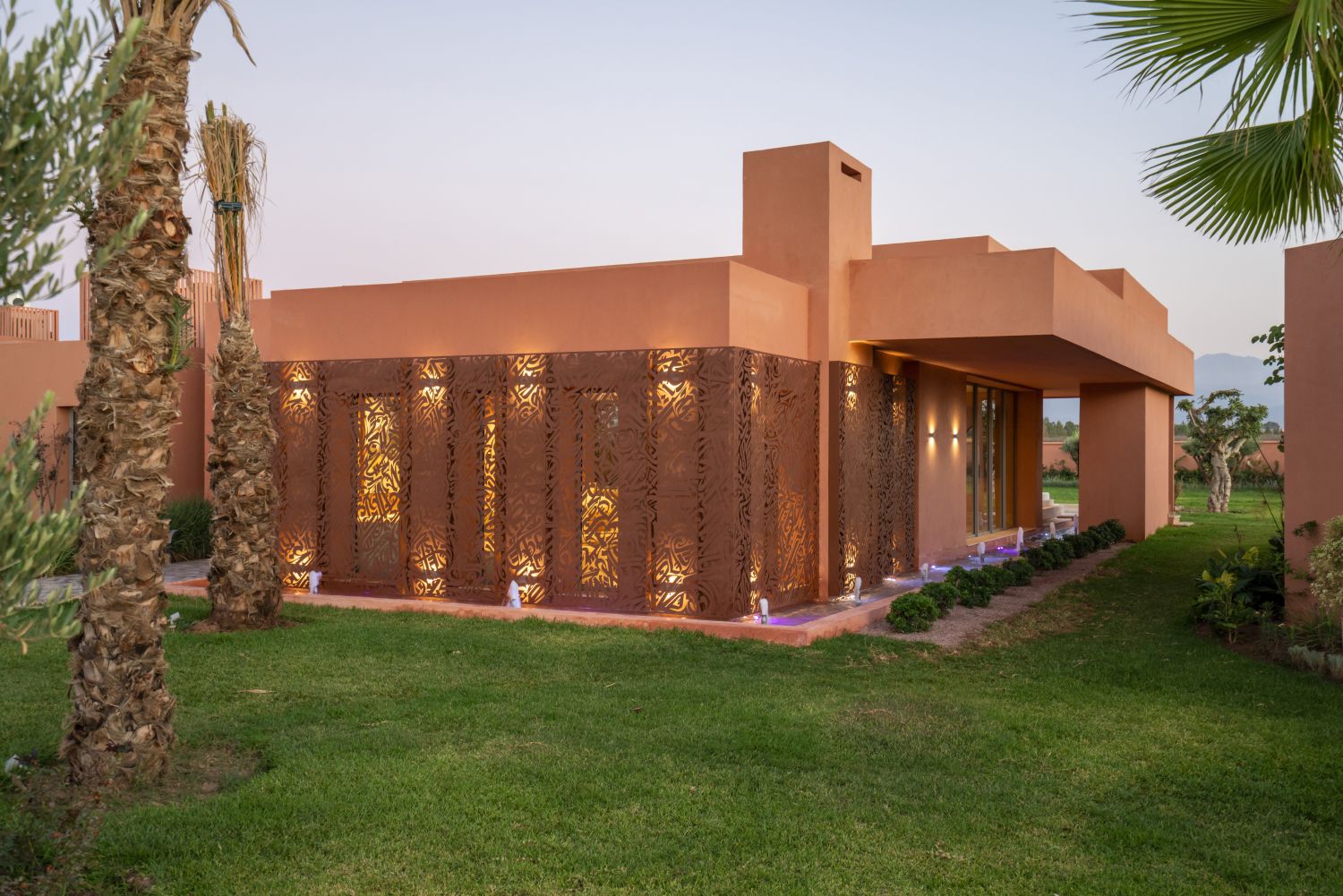 Vue extérieure de l’œuvre calligraphique moucharabiehs sur panneau d’acier corten découpé dans une villa privée à Rabat (Maroc)