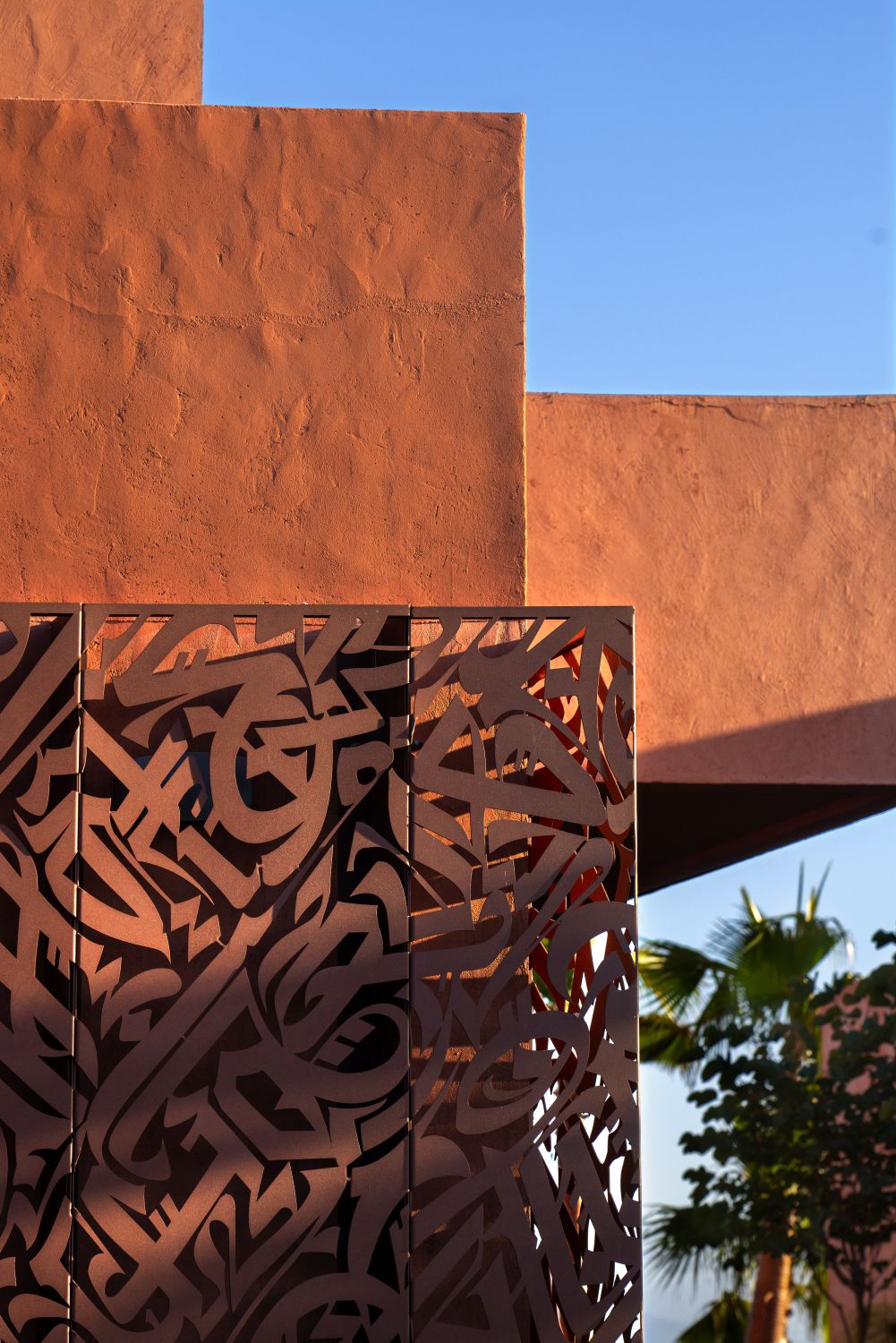 Vue extérieure de l’œuvre calligraphique moucharabiehs sur panneau d’acier corten découpé dans une villa privée à Rabat (Maroc)