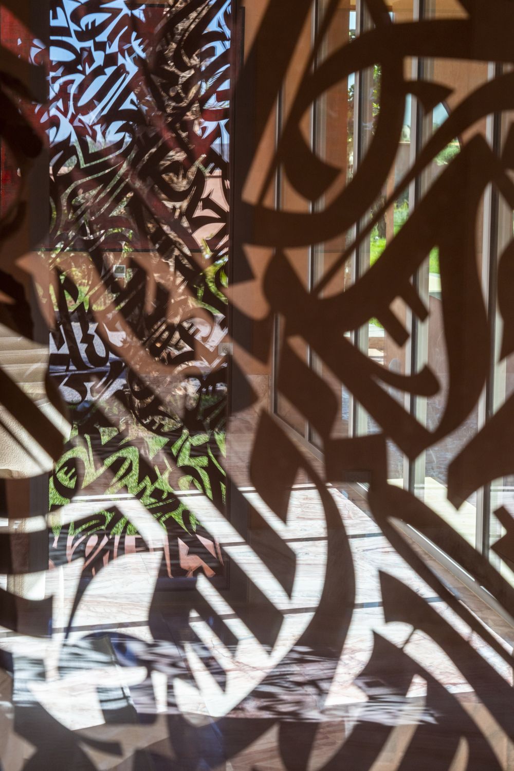 Vue intérieure de l’œuvre calligraphique moucharabiehs sur panneau d’acier corten découpé dans une villa privée à Rabat (Maroc)