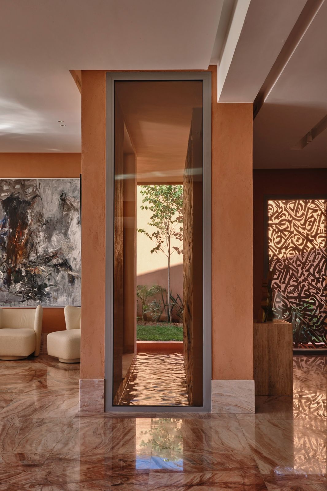 Vue intérieure de l’œuvre calligraphique moucharabiehs sur panneau d’acier corten découpé dans une villa privée à Rabat (Maroc)