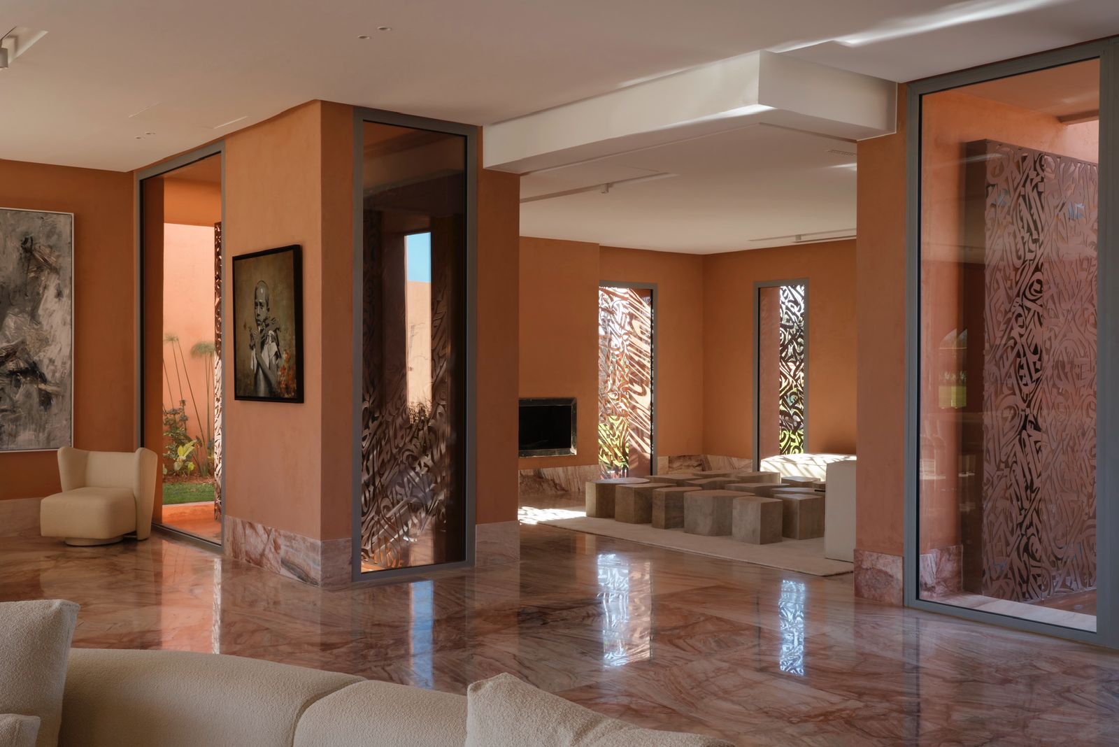 Vue intérieure de l’œuvre calligraphique moucharabiehs sur panneau d’acier corten découpé dans une villa privée à Rabat (Maroc)