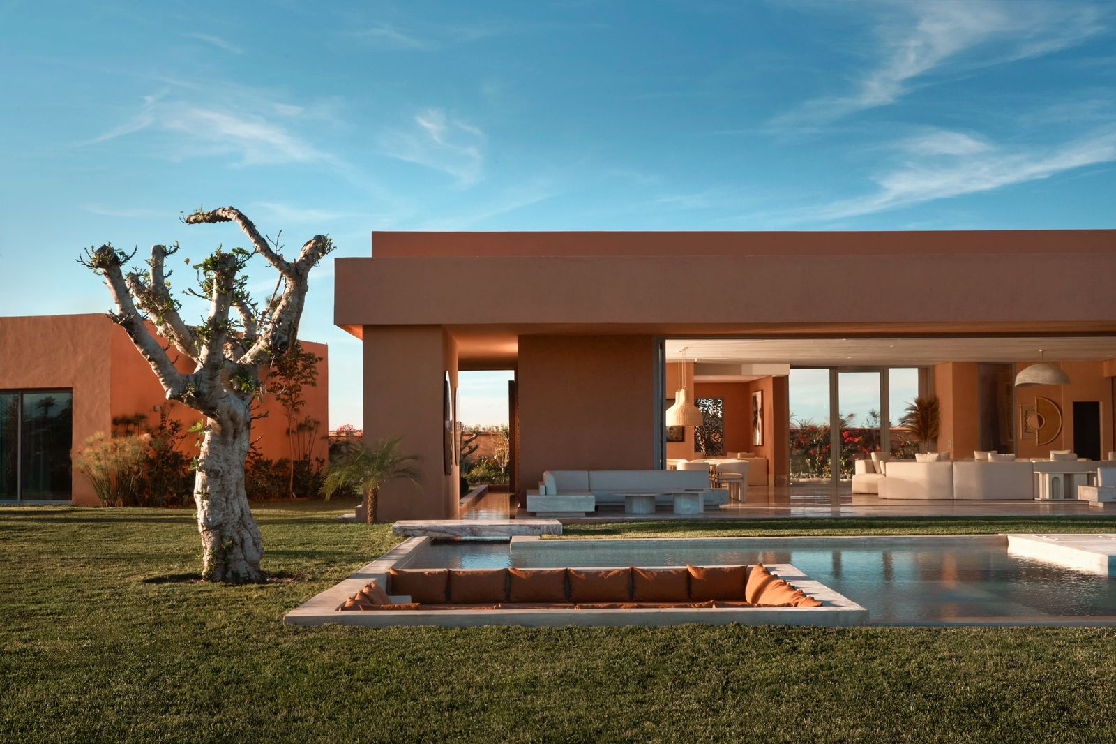 Vue extérieure de l’œuvre calligraphique moucharabiehs sur panneau d’acier corten découpé dans une villa privée à Rabat (Maroc)